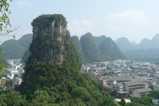 桂林奇峰下的城镇风光