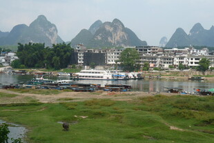 漓江畔的山水城镇风光