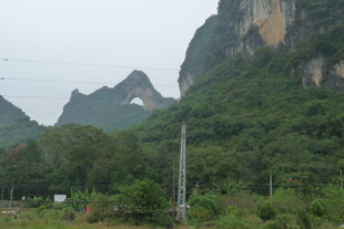 山间绿意盎然的秀丽景致