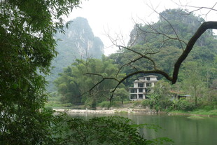 山水间的静谧小屋