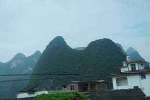 桂林山水间的古朴民居