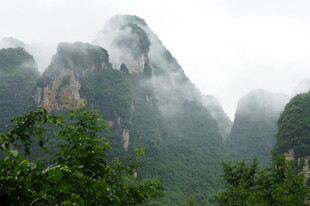 云雾缭绕的秀丽山峦