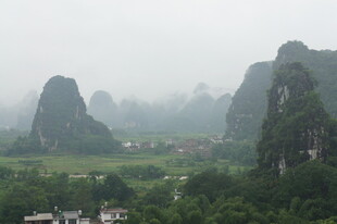 雾中秀美的喀斯特山水风光