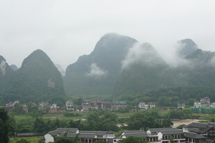 烟雨笼罩下的秀丽山水景