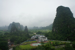 山间村落隐于云雾奇峰间