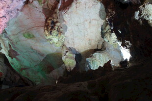 洞穴内五彩斑斓的岩石景观