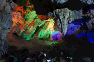 梦幻溶洞彩色灯光景观
