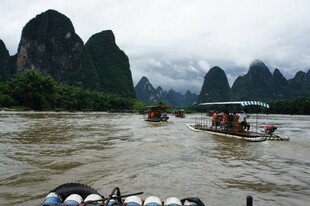 漓江山水间的竹筏游览