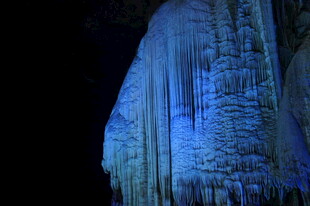 梦幻蓝色钟乳石景观