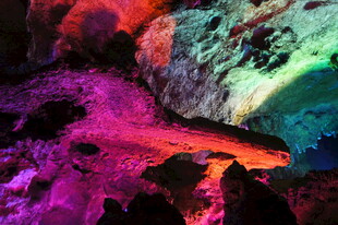 梦幻多彩的洞穴景观