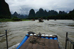 漓江竹筏行舟山水景