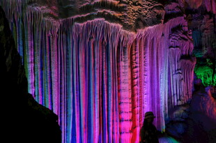 梦幻溶洞彩色钟乳石奇观