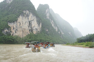 漓江山水间的游船之旅