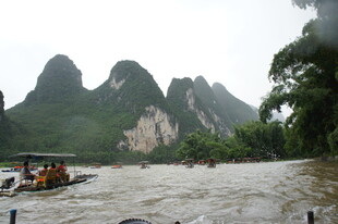 漓江山水间的乘船游览