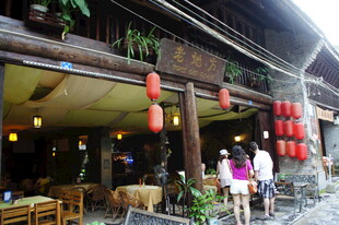 古街中式店铺前的游客