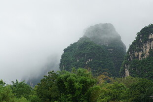 云雾缭绕的翠绿山峦
