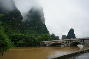 烟雨漓江畔的石桥风光
