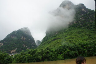 云雾缭绕的翠绿山峦