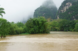 烟雨漓江畔的山水风光