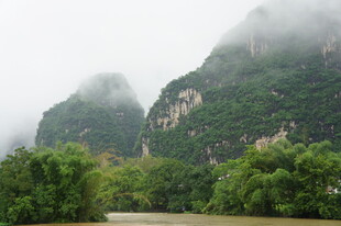 云雾缭绕的山水美景