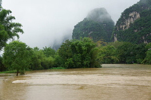 山间云雾缭绕的河流风景