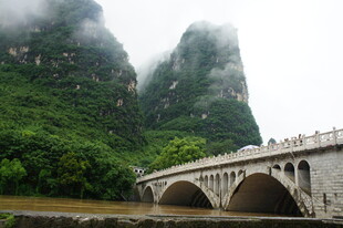 山水间的石桥美景