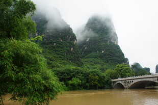 漓江山水间的古朴石桥