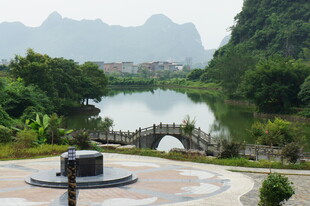 山水环绕的观景平台