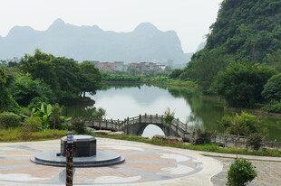 山水环绕的静谧观景台