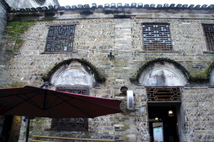 古朴中式石砌建筑一角