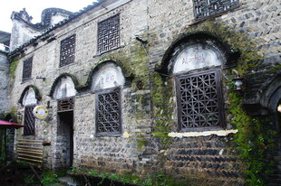 古老砖墙建筑的岁月痕迹