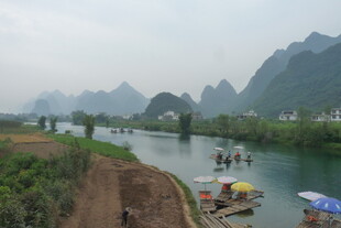 漓江山水间的游船景致