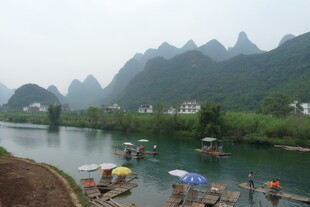 漓江山水间的江畔休闲场景
