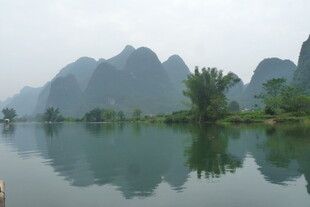 山水相映的宁静湖景
