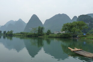 漓江山水间的静谧竹筏