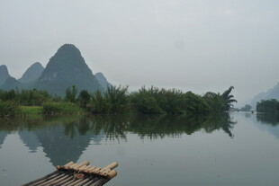 漓江山水间的竹筏美景