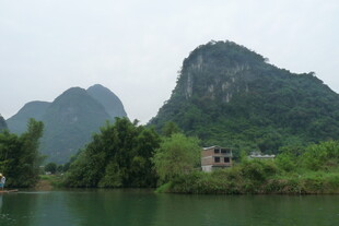 山水相依的宁静乡村风光