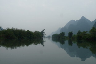 宁静山水间的自然倒影