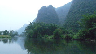 山水相依的静谧自然景观