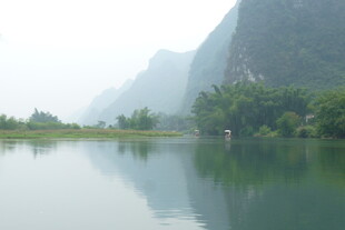 山水相依的静谧湖景