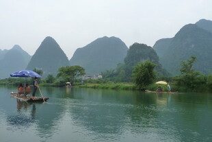 漓江山水间的竹筏漂流