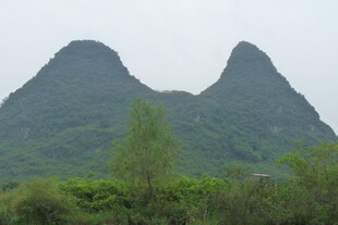 秀丽双峰 绿意盎然山水景