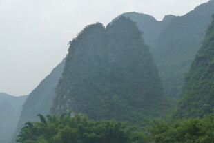 秀丽山峦与葱郁植被景观