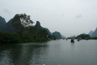 漓江山水间的悠然竹筏景