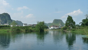 宁静山水湖景图