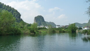 秀丽山水间的宁静湖泊