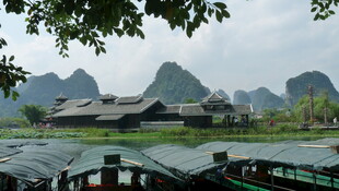 漓江山水间的古朴船只