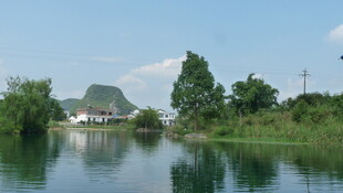 宁静河畔田园风光