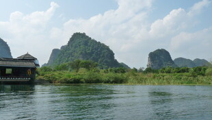 漓江山水间的静谧小船