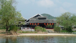 湖畔中式建筑风景